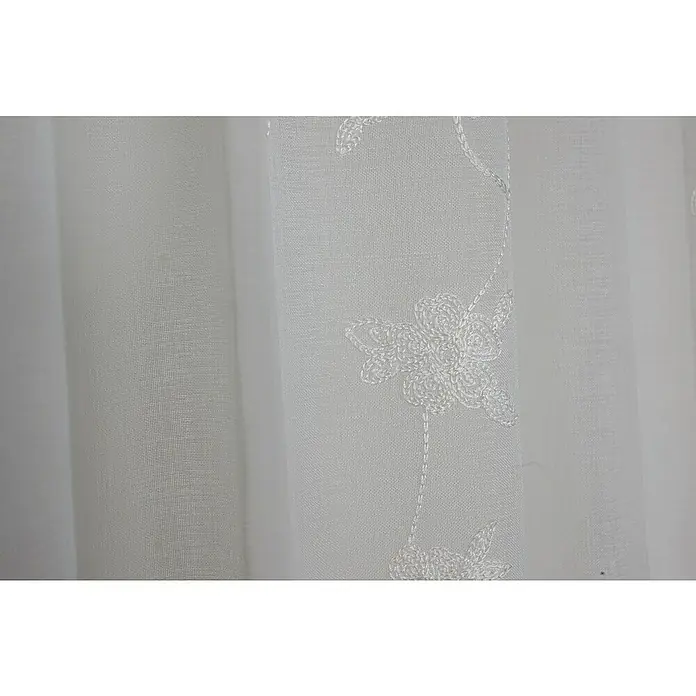 Elbersdrucke Schlaufenbandschal Malea - B x H: 140 x 255 cm, 100 % Polyester, Weiß - Detailaufnahme eines weißen Vorhangs mit floralen Stickereien. Das feine Gewebe und das elegante Design verleihen jedem Raum eine stilvolle Note.