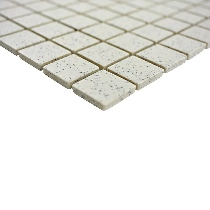 Mosaikfliese Quadrat Uni CU QR208 - 33 x 30,2 cm, Cremeweiß, Matt - Nahaufnahme von quadratischen Mosaikfliesen in Elfenbeinfarbe mit gesprenkelter Oberfläche, die ein elegantes und modernes Design zeigen.