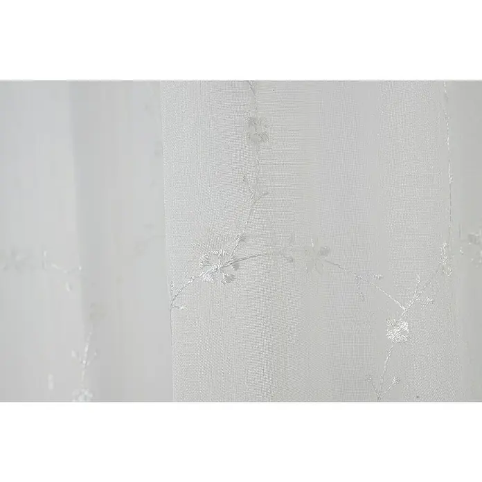 Elbersdrucke Schlaufenbandschal Elin - B x H: 140 x 255 cm, 100 % Polyester, Weiß - Nahaufnahme eines weißen Voile-Vorhangs mit filigranen Blumenstickereien, der Licht und Schatten subtil spielt.