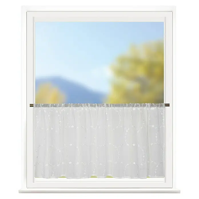 Elbersdrucke Bistrogardine Elin - B x H: 135 x 48 cm, 100 % Polyester, Weiß - Eine weiße, transparente Bistrogardine mit Sternenmuster, die an einer braunen Stange vor einem Fenster hängt.