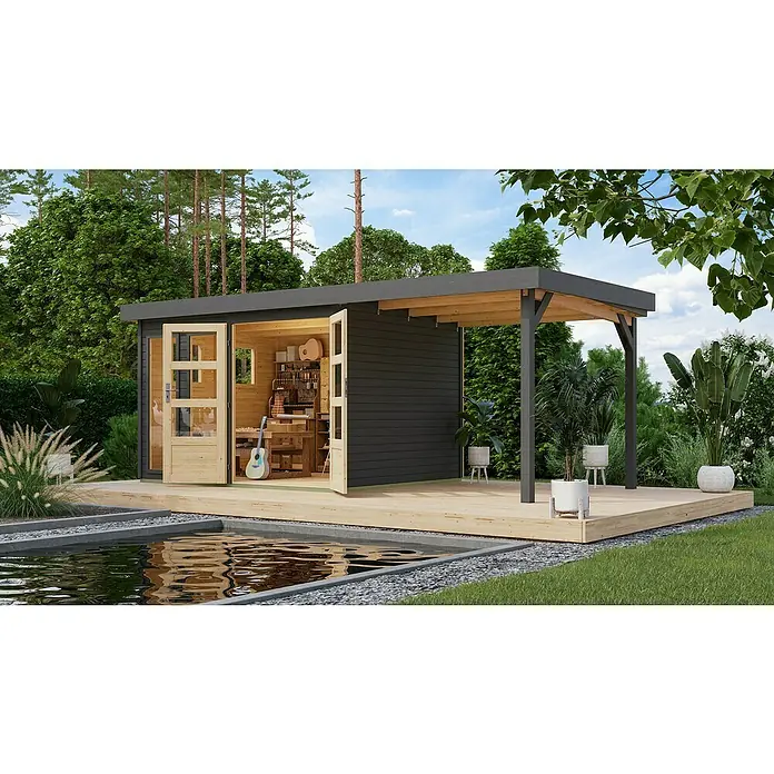 Karibu Gartenhaus - Außenmaß inkl. Dachüberstand (B x T): 554 x 262 cm, Holz, Terragrau, Mit Seitendach - Holzgartenhaus mit offenem Anbau, hellen Holztüren und großzügiger Terrasse neben einem kleinen Teich, umgeben von üppigem Grün.