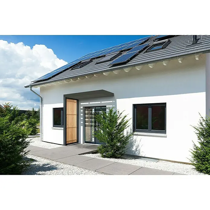 Gutta Seitenblende BS Timber-Line - 90 x 220 cm, Passend für: Gutta Rechteckvordächer BS Timber-Line - Ein modernes Haus mit Solaranlage auf dem Dach, weißen Wänden und grauen Fensterrahmen. Eine Holzstruktur ist am Eingang zu sehen.