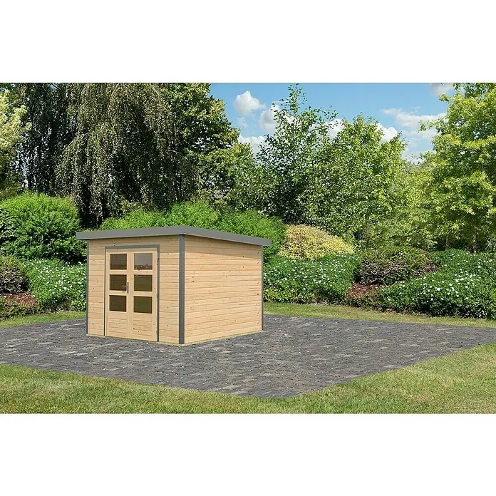 Karibu Gartenhaus Pluto 6 A - Außenmaß inkl. Dachüberstand (B x T): 309 x 292,4 cm, Holz, Naturbelassen/Grau - Ein hellbraunes Holzgartenhaus mit Doppeltür und grauen Zierleisten auf einem Pflasterbereich, umgeben von üppigem Grün.