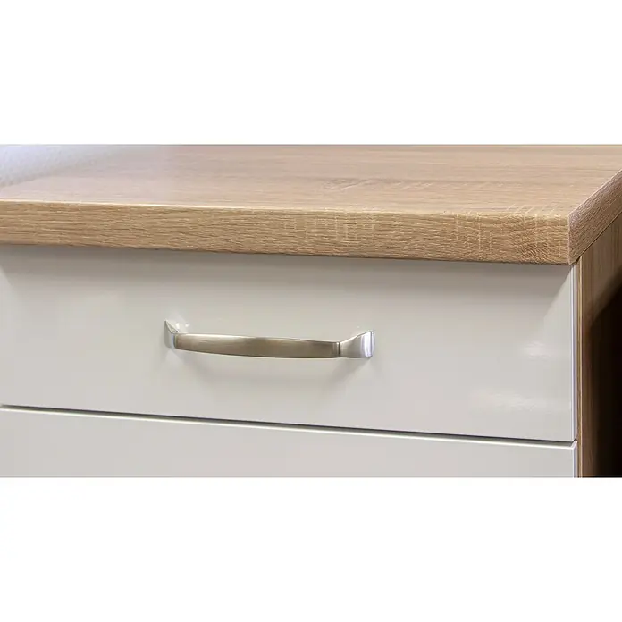 Flex-Well Valero Singleküche Typ 1 - Breite: 210 cm, Weiß, Mit Elektrogeräten - Nahaufnahme einer weißen Schublade mit einem eleganten silbernen Griff, Teil eines modernen Möbels mit einer Tischplatte in Holzoptik.