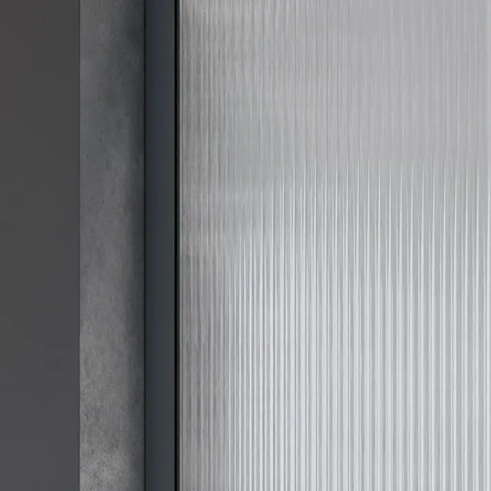 Camargue Duschwand Gunmetal Wave Walk-In - B x H: 100 x 200 cm, Beschichtet, Gunmetal, Wellenglas - Detailaufnahme einer geriffelten Glastür, die modernes Design und subtile Lichteffekte vereint.