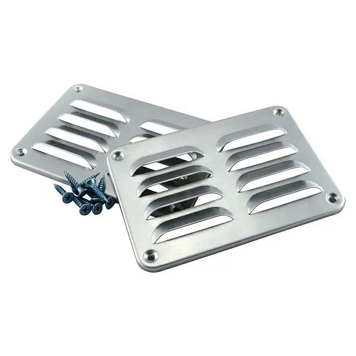 Karibu Lüftungsgitter - B x H: 13 x 0,5 cm - Nahaufnahme von zwei silberfarbenen Lüftungsgittern mit abgewinkelten Lamellen und einigen blauen Schrauben auf schwarzem Hintergrund.