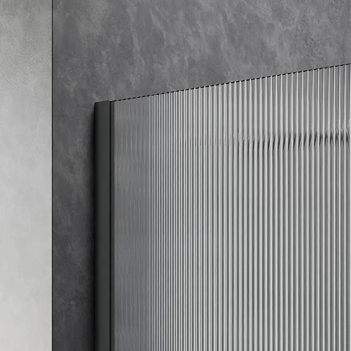 Camargue Duschwand Gunmetal Wave Walk-In - B x H: 100 x 200 cm, Beschichtet, Gunmetal, Wellenglas - Nahaufnahme einer eleganten Duschkabine mit geriffelten Glaspaneelen und einem schlanken, dunklen Rahmen, der modernes Design betont.