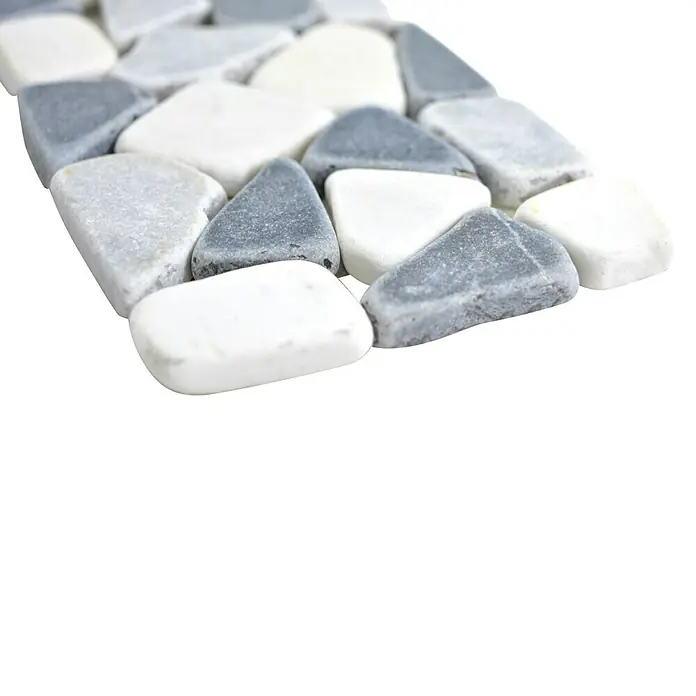 Fliesenbordüre Ciot BO CIOT GW19 - 30 x 10 cm, Mix Schwarz/Grau/Weiß, Matt - Detailaufnahme einer Matte mit weißen und grauen Kieselsteinen, ideal für die Gestaltung von Badezimmern und anderen Wohnbereichen.