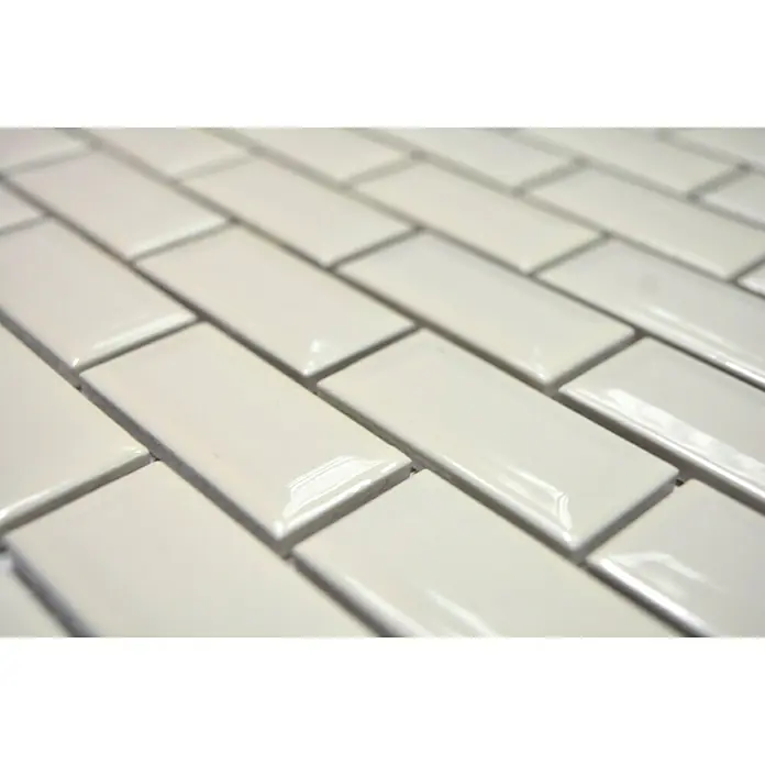 Mosaikfliese Brick Bond Diamond CBI 110 - 30 x 30 cm, Elfenbein, Glänzend - Nahaufnahme von glänzenden, weißen Subway Fliesen, die in einem versetzten Muster angeordnet sind. Die Fliesen verleihen einen modernen und sauberen Look.
