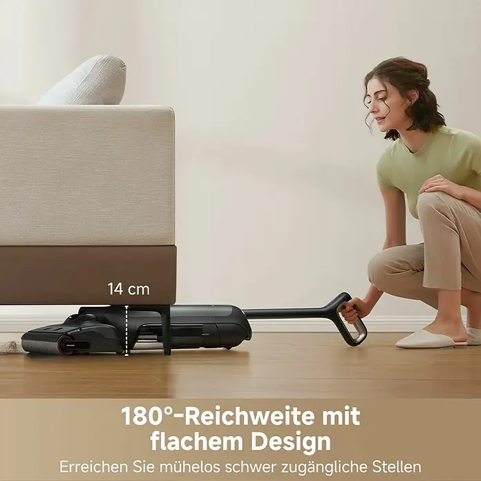 Mova Akku-Nass-Trockensauger M10 - Saugkraft: 18.000 Pa, Akkulaufzeit: 40 min, Wassertankvolumen: 0,8 l - Bild einer Frau, die einen Staubsauger benutzt, der unter ein Sofa passt. Der flache Staubsauger reinigt schwer zugängliche Stellen mühelos.