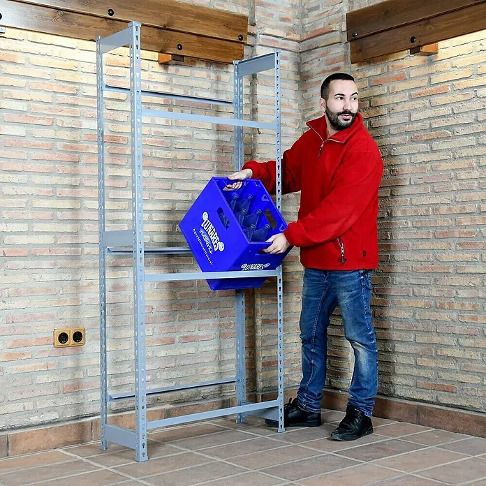 Simonrack Simonbottle Getränkekistenregal Bottleclick - H x B x T: 180 x 80 x 30 cm, Traglast Einlegeboden: 100 kg, Anzahl Böden: 3 Stk., Stecken, Anthrazit - Mann räumt eine blaue Getränkekiste in ein graues Metallregal. Praktisches Aufbewahrungssystem für Keller oder Garage.