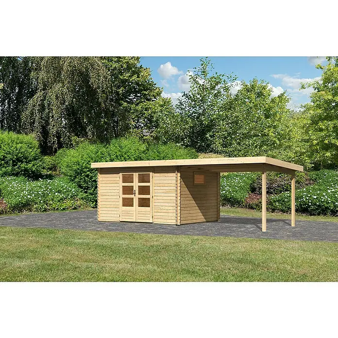 Karibu Gartenhaus - Außenmaß inkl. Dachüberstand (B x T): 678 x 333 cm, Holz, Naturbelassen, Mit Seitendach - Holzgartenhaus mit Carport-Anbau. Das Gartenhaus verfügt über eine Doppeltür und ein kleines Fenster. Das Dach des Carports wird von zwei Pfosten getragen.