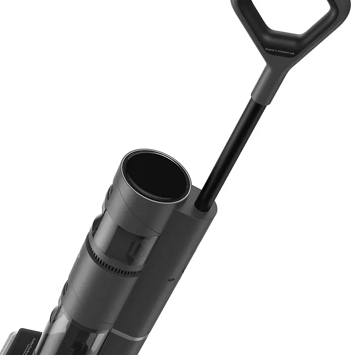 Dreame Akku-Nass-Trockensauger H11 Core - Saugkraft: 6.000 Pa, Akkulaufzeit: 22 min, Wassertankvolumen: 0,9 l - Nahaufnahme eines kabellosen Staubsaugers in Grau mit Griff und Behälter für Staub. Das Design ist modern und minimalistisch.