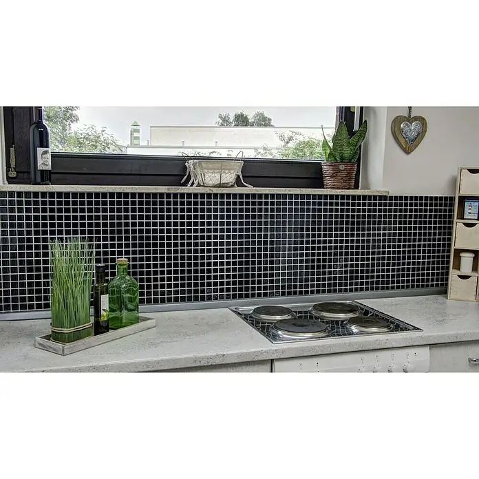 Mosaikfliese Quadrat Uni B 890 - 32,6 x 30 cm, Schwarz, Glänzend - Küchenstillleben mit Kochfeld, Fliesenrückwand und Fensterdekoration für eine einladende Atmosphäre.