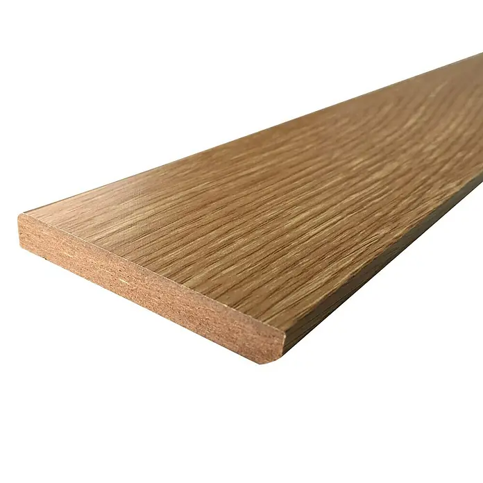 Rufete Rodapié de melamina - 224 cm x 10 mm x 70 mm, Roble - Primer plano de un panel de madera con vetas cálidas y naturales y bordes redondeados, perfecto para muebles o acabados interiores.