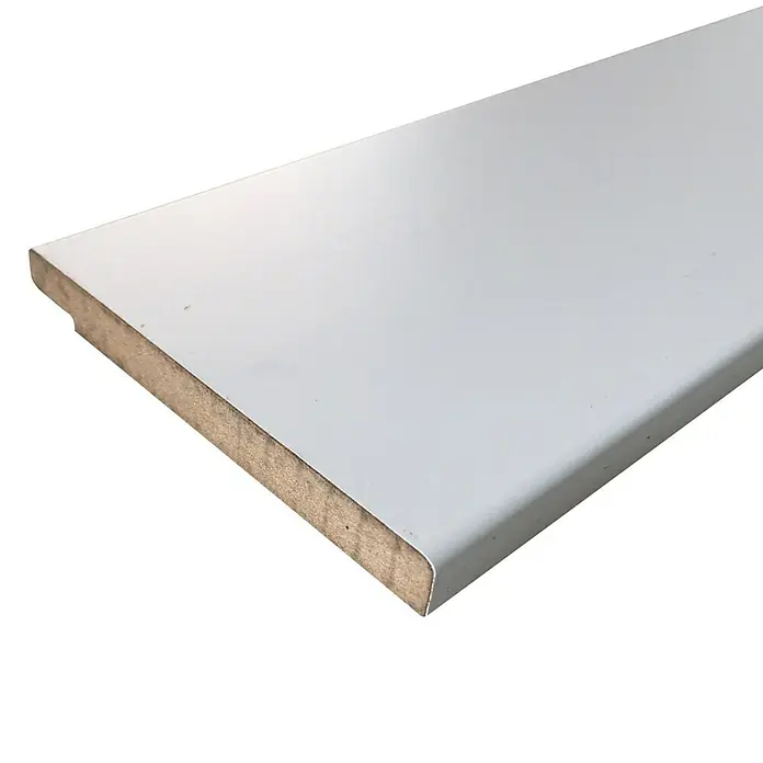 Rufete Tapeta Blanco Lacado - 90 x 2.240 mm, Blanco, 5 ud. - Un zócalo blanco de MDF con un borde redondeado, ideal para cualquier habitación.
