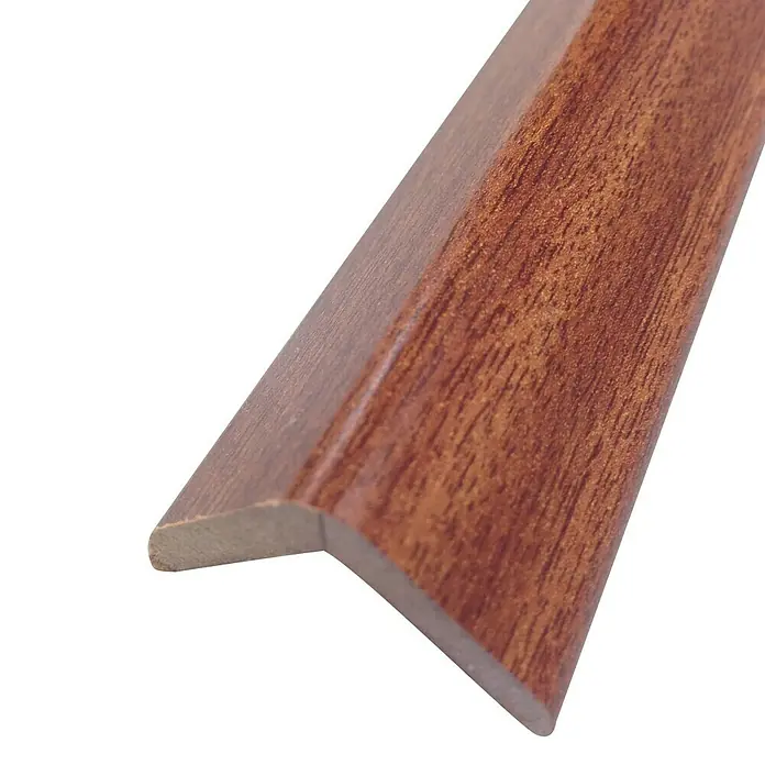 Rufete Perfil de esquina adhesivo MDF melamínico Sapelly - 260 cm x 30 mm x 30 mm - Primer plano de un remate de esquina marrón con textura de vetas de madera, ideal para muebles o revestimientos de paredes.