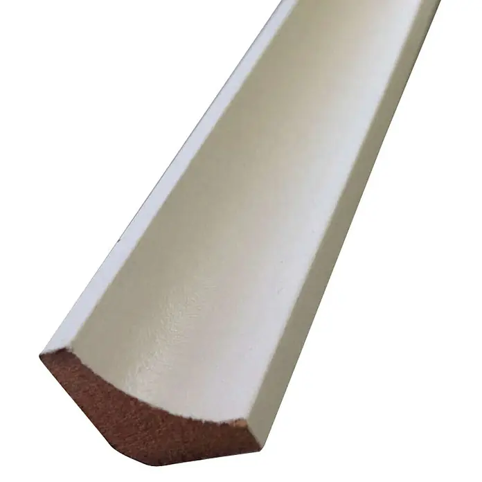 Rufete Perfil embellecedor hueco adhesiva de MDF Blanco - 224 cm x 15 mm x 15 mm, Madera - Primer plano de un zócalo color crema con un sello marrón, ideal para un diseño de interiores elegante y funcional.