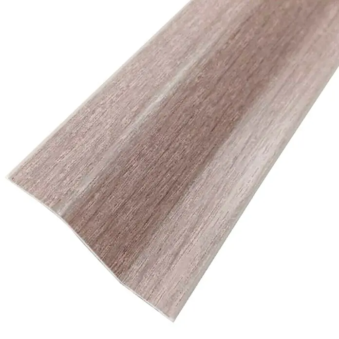 Rufete Perfil de desnivel - Roble gris, 100 cm x 37 mm x 11 mm, Plástico - Primer plano de un rodapié flexible con aspecto de madera, ideal para transiciones elegantes y como elemento decorativo.
