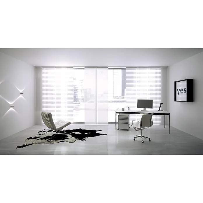 Expo Ambiente Flächenvorhang Uni - 60 x 300 cm, 100 % Polyester, Weiß - Ein modernes Büro mit einem Schreibtisch, Stuhl, Teppich und Kunstwerk, das ein minimalistisches und stilvolles Arbeitsumfeld schafft.
