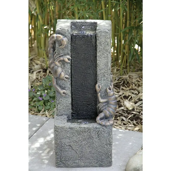 Silex Gartenbrunnen Skorpion - 34 x 24,5 x 70 cm, Kunststoff - Nahaufnahme eines Brunnens mit Skorpion-Dekor, ideal für den Garten und zur Entspannung im Freien. Das Wasserspiel sorgt für eine beruhigende Atmosphäre.