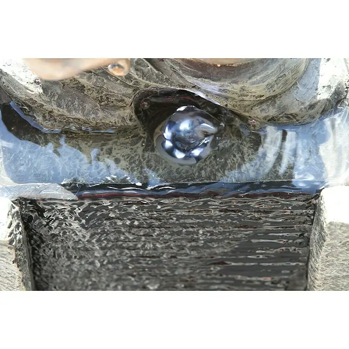 Silex Gartenbrunnen Schütze - 34 x 24 x 76,5 cm, Kunststoff - Nahaufnahme eines dekorativen Wasserlaufs mit einer Kugel, die das fließende Wasser betont, ideal für den Garten.