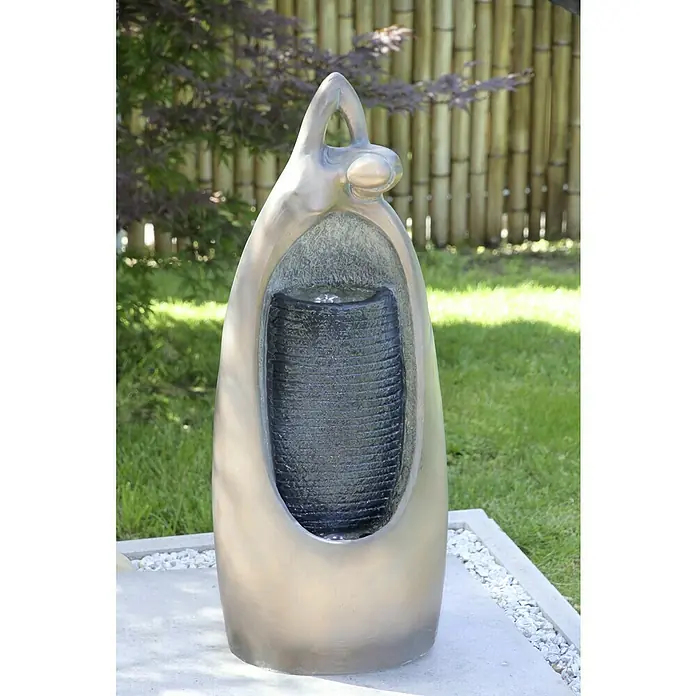 Silex Gartenbrunnen Jungfrau - 34 x 23,5 x 84 cm, Kunststoff, Bronze - Nahaufnahme eines modernen Gartenbrunnens mit Wasserspiel, der eine beruhigende Atmosphäre schafft.