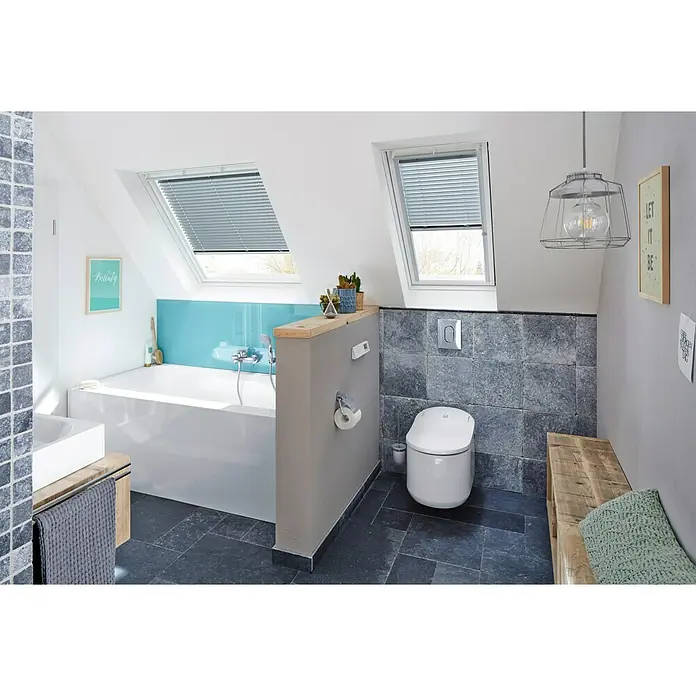 Antikmarmorfliese Nero - 30,5 x 30,5 cm, Schwarz, Matt - Helles Badezimmer mit Dachfenstern, einer weißen Badewanne und einer modernen Toilette mit grauem Fliesenspiegel.