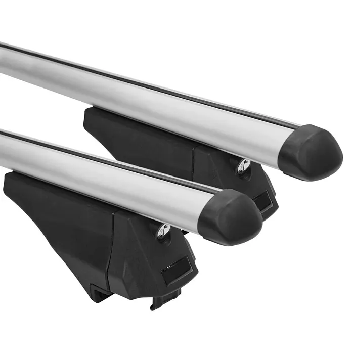Fischer Dachträger Crossline XL - Traglast: 90 kg, L x B x H: 15 x 131 x 10 cm - Ein Paar silberne Auto-Dachträger mit schwarzen Endkappen und Befestigungen, ideal für den Transport von Gepäck oder Sportausrüstung.
