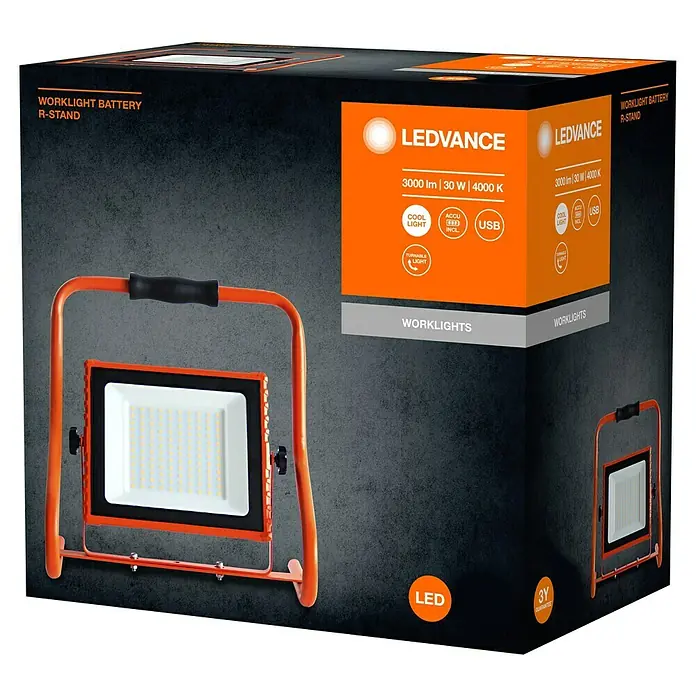 Ledvance LED-Baustrahler - 4.000 K, 311 x 200 x 316 mm, IP44 - Abbildung einer LEDVANCE-Arbeitsleuchte mit Akku und R-Ständer. Die Leuchte ist orange und hat eine Lichtleistung von 3000 lm.