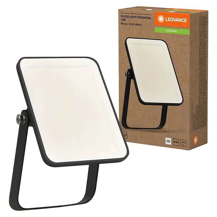 Ledvance Essential LED-Strahler - 10 W, 950 lm, 4.000 K, L x B x H: 132 x 83 x 28 mm, IP65 - Schwarzer LED-Fluter mit weißer Vorderseite und verstellbarem Standfuß, daneben die braune Produktverpackung.