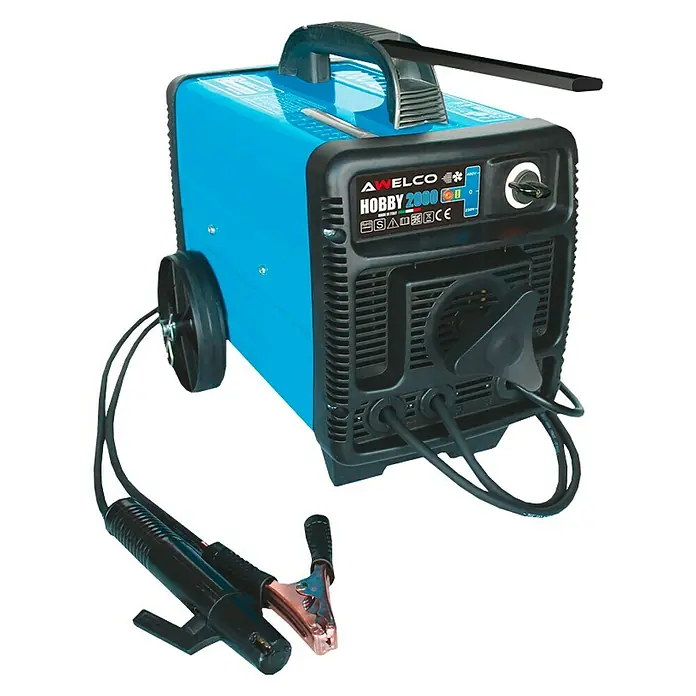 Awelco Equipo de soldadura Hobby 2000 - 2.000 W, 230 V - 400 V - La imagen muestra una máquina de soldar azul Awelco Hobby 2000 con asa, ruedas y cables negros sobre un fondo negro.