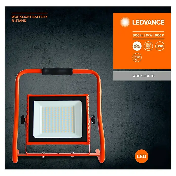 Ledvance LED-Baustrahler - 4.000 K, 311 x 200 x 316 mm, IP44 - Abbildung einer LEDVANCE Worklight Battery R-Stand Arbeitsleuchte mit orangerfarbenem Gestell und LED-Panel.