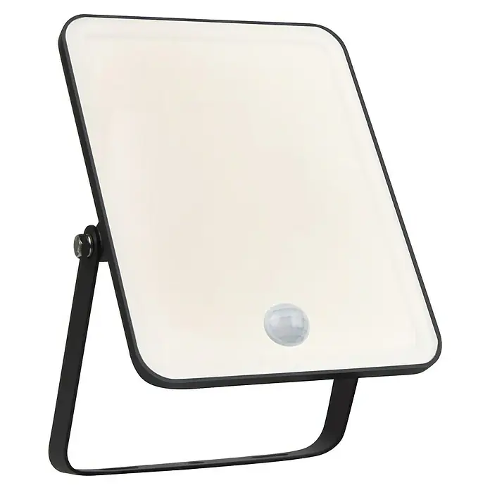 Ledvance LED Baustrahler Essential Sensor - 30 W, 2.700 lm, 4.000 K, 238 x 161 x 30 mm, IP65 - Eine Nahaufnahme einer LED-Flutlichtleuchte mit Bewegungsmelder, ideal für Außenbereiche.