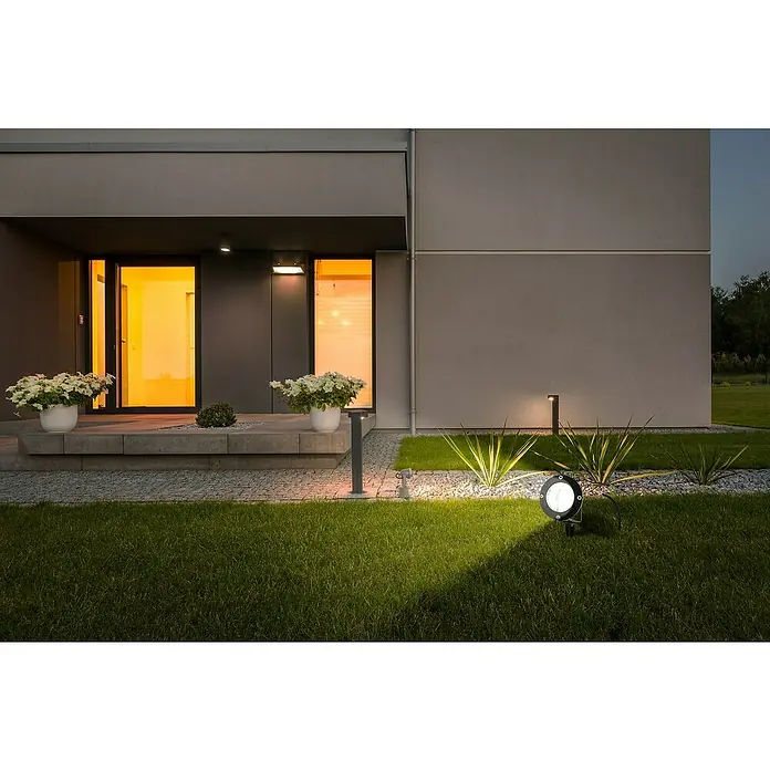 Starlux Splash LED-Gartenstrahler - 3 W, Schwarz, IP44, LED - Moderne Hausfassade mit Aussenbeleuchtung: Ein runder Strahler und zwei kleine Pollerleuchten sorgen für stimmungsvolle Lichtakzente im Garten.