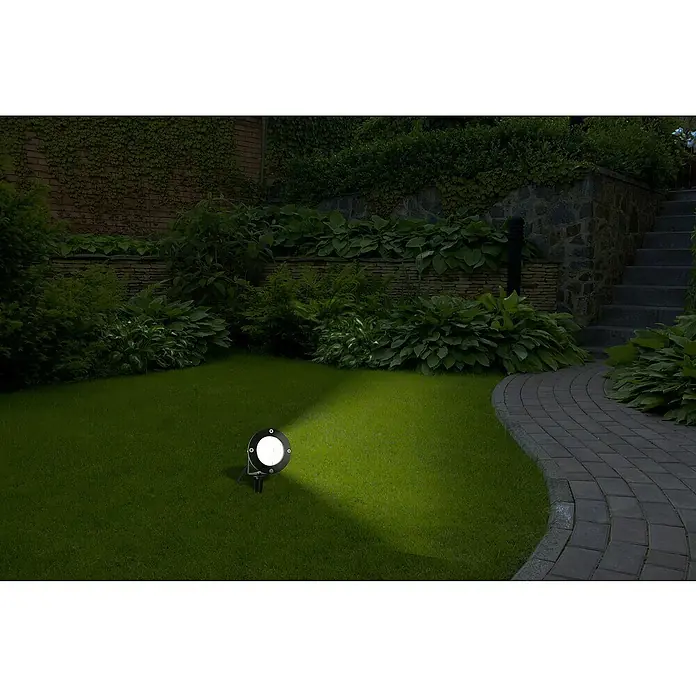 Starlux Splash LED-Gartenstrahler3 W, Schwarz, IP44, LED - Gartenbeleuchtung im Rasen: Ein heller LED-Gartenstrahler beleuchtet einen gepflegten Rasen im Garten.