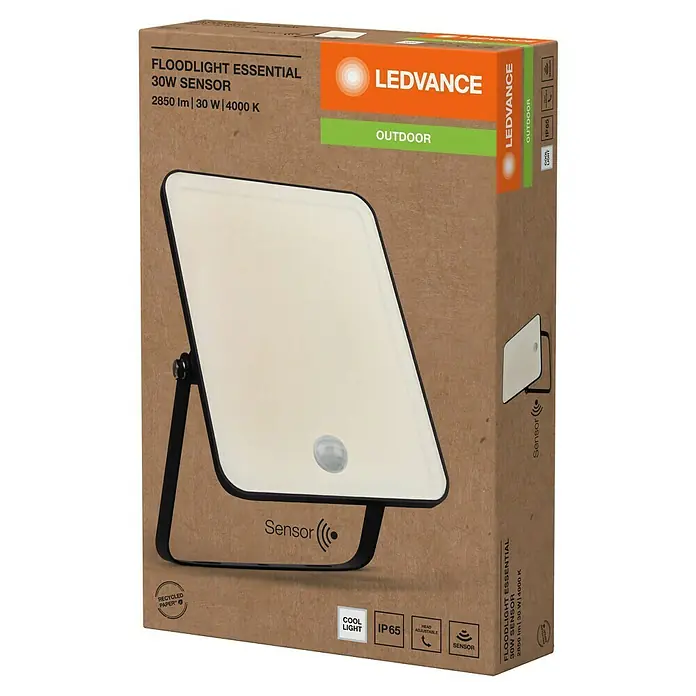 Ledvance LED Baustrahler Essential Sensor - 30 W, 2.700 lm, 4.000 K, 238 x 161 x 30 mm, IP65 - Nahaufnahme der Verpackung eines LEDVANCE Flutlichtstrahlers Essential 30W Sensor, geeignet für den Außenbereich.