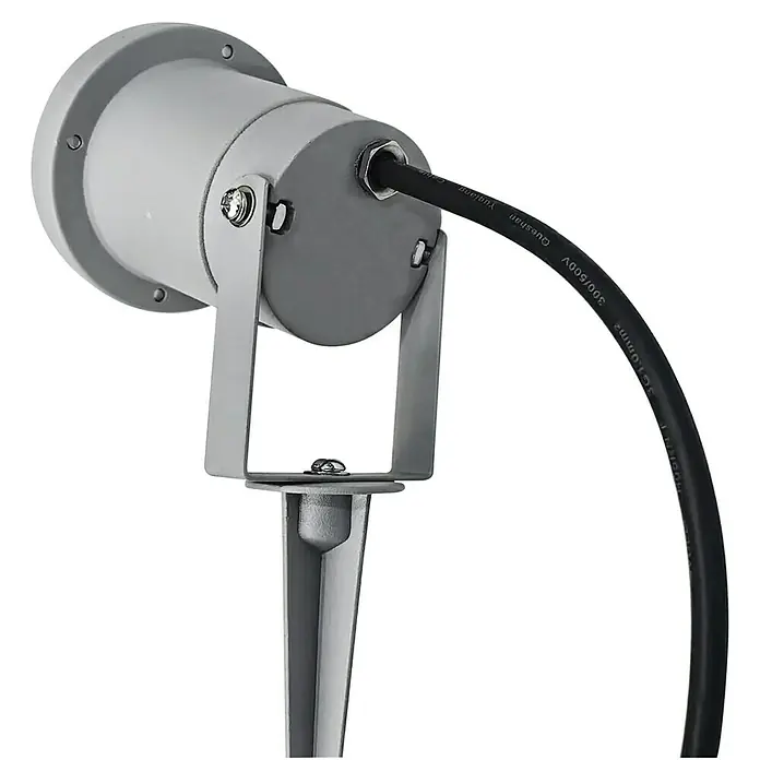 Starlux Splash LED-Gartenstrahler3,2 W, Silber, IP44, LED - Nahaufnahme einer grauen Gartenlampe mit Erdspieß und schwarzem Kabel.