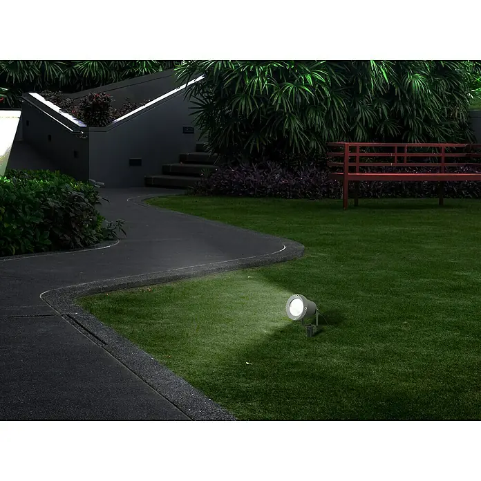 Starlux Splash LED-Gartenstrahler - 3,2 W, Silber, IP44, LED - Garten-Szene mit Fokus auf einem Bodenstrahler, der einen gepflegten Rasen beleuchtet, umgeben von üppiger Vegetation und einem eleganten Weg.