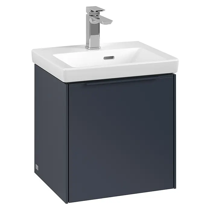 Villeroy & Boch Subway 3.0 Waschbeckenunterschrank - Marine Blue, Anzahl Türen: 1 Stk., Farbe Griff: Monochrom, B x T x H: 42,3 x 37,8 x 42,9 cm, DIN Anschlag: Rechts - Nahaufnahme eines modernen Waschtisches mit weißem Becken und dunkelblauem Unterschrank.
