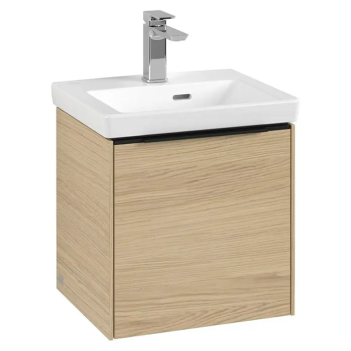 Villeroy & Boch Subway 3.0 Waschbeckenunterschrank - Nordik Oak, Anzahl Türen: 1 Stk., Farbe Griff: Volcano Black, B x T x H: 42,3 x 37,8 x 42,9 cm, DIN Anschlag: Rechts - Ein moderner Waschtischunterschrank mit einer hellen Holzoberfläche und einem glänzenden Chromhahn. Ideal für jedes Badezimmer.