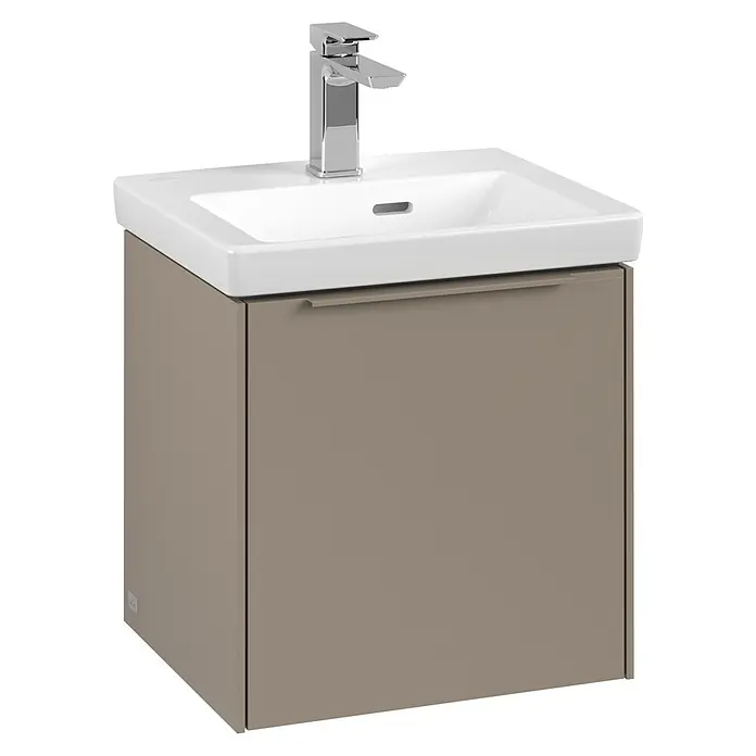 Villeroy & Boch Subway 3.0 Waschbeckenunterschrank - Taupe, Anzahl Türen: 1 Stk., Farbe Griff: Monochrom, B x T x H: 42,3 x 37,8 x 42,9 cm, DIN Anschlag: Rechts - Ein moderner Waschtisch mit einem weißen Waschbecken und einem braunen Unterschrank mit einer Schublade und einem verchromten Wasserhahn.