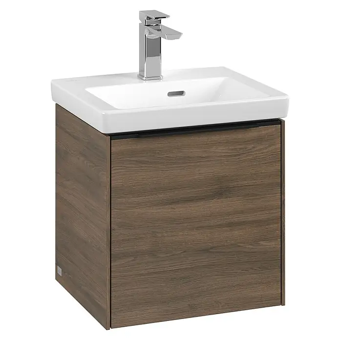 Villeroy & Boch Subway 3.0 Waschbeckenunterschrank - Arizona Oak, Anzahl Türen: 1 Stk., Farbe Griff: Volcano Black, B x T x H: 42,3 x 37,8 x 42,9 cm, DIN Anschlag: Rechts - Das Bild zeigt einen Waschtischunterschrank in Holzoptik mit einem modernen, rechteckigen Aufsatzwaschbecken und einer Chromarmatur.