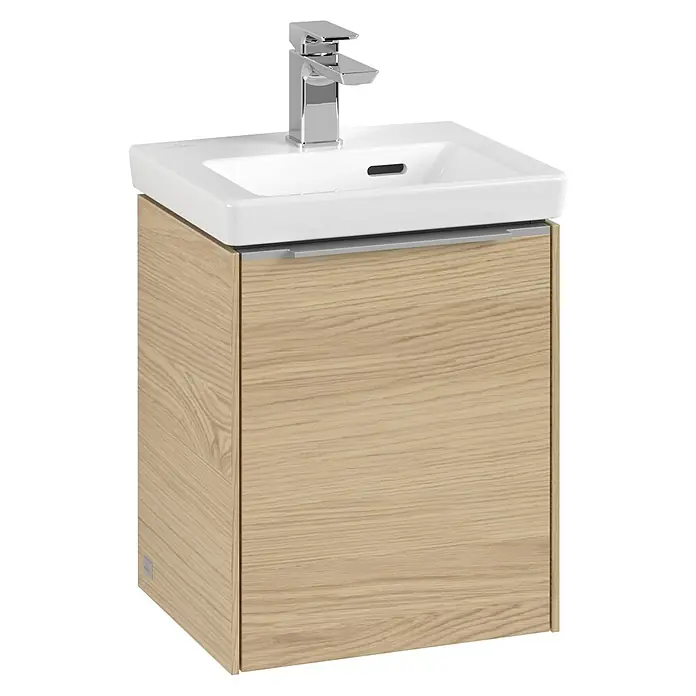 Villeroy & Boch Subway 3.0 Waschbeckenunterschrank - Nordik Oak, Anzahl Türen: 1 Stk., Farbe Griff: Aluminium glänzend, B x T x H: 35,1 x 30,9 x 42,9 cm, DIN Anschlag: Links - Das Bild zeigt einen Waschtischunterschrank mit einer weißen Waschbecken-Kombination und einer Armatur, ideal für moderne Badezimmer.