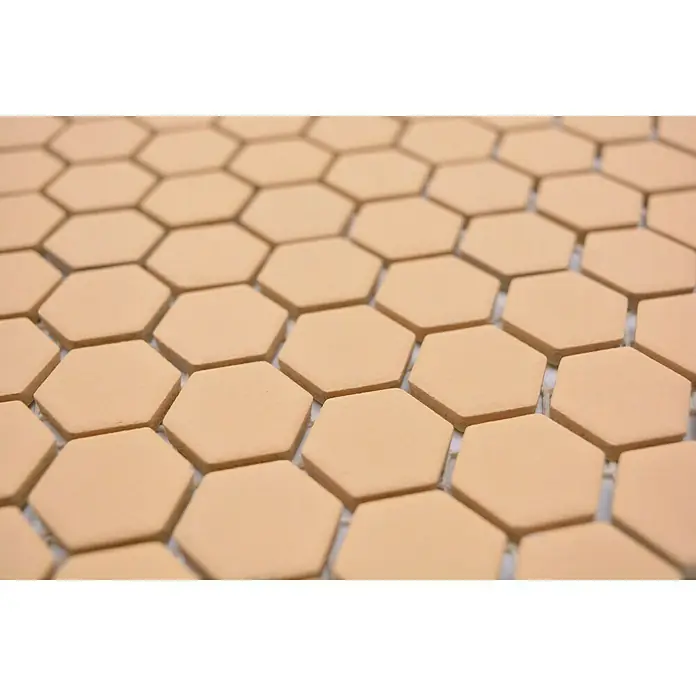 Mosaikfliese Hexagon Uni HX AT27 - 26 x 30 cm, Orange, Matt - Nahaufnahme von hellbraunen sechseckigen Fliesen auf einer ebenen Fläche, die ein geometrisches Muster bilden.