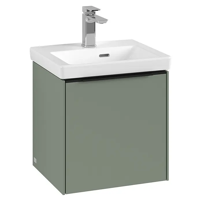 Villeroy & Boch Subway 3.0 Waschbeckenunterschrank - Soft Green, Anzahl Türen: 1 Stk., Farbe Griff: Volcano Black, B x T x H: 42,3 x 37,8 x 42,9 cm, DIN Anschlag: Rechts - Ein moderner Waschtischunterschrank in Salbeigrün mit einem glänzenden Chromhahn, der ein elegantes Badezimmerdesign präsentiert.