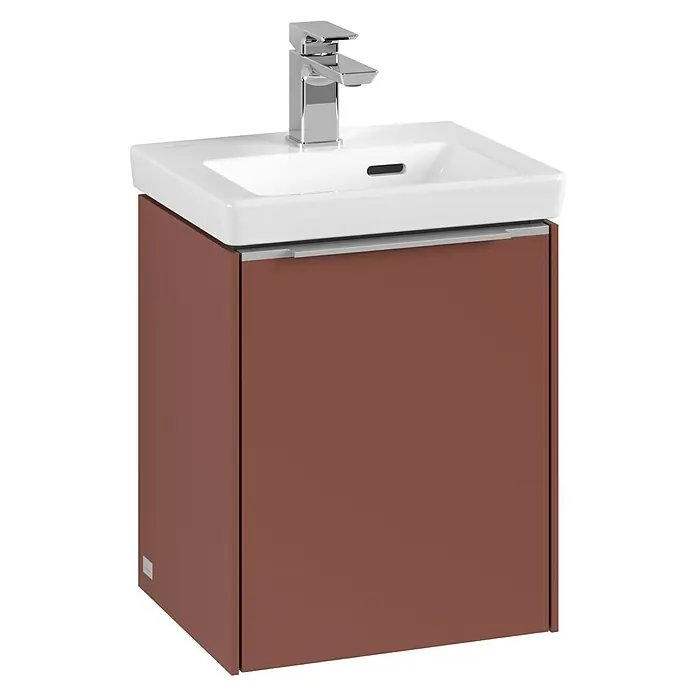 Villeroy & Boch Subway 3.0 Waschbeckenunterschrank - Wine Red, Anzahl Türen: 1 Stk., Farbe Griff: Aluminium glänzend, B x T x H: 35,1 x 30,9 x 42,9 cm, DIN Anschlag: Links - Ein moderner Waschtisch mit Unterschrank in Braun. Das Waschbecken ist weiß und hat eine elegante Armatur.
