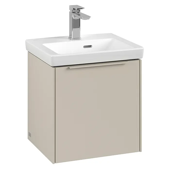 Villeroy & Boch Subway 3.0 Waschbeckenunterschrank - Cashmere Grey, Anzahl Türen: 1 Stk., Farbe Griff: Monochrom, B x T x H: 42,3 x 37,8 x 42,9 cm, DIN Anschlag: Rechts - Das Bild zeigt einen modernen Waschtischunterschrank mit einem weißen Aufsatzwaschbecken und einer Chromarmatur vor schwarzem Hintergrund.