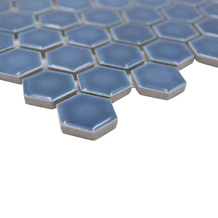 Mosaikfliese Hexagon Uni HX 230 - 26 x 30 cm, Blau, Glänzend - Nahaufnahme von hellblauen, sechseckigen Keramikmosaikfliesen, die ein attraktives Muster für Badezimmer oder Küchenrückwände bilden.