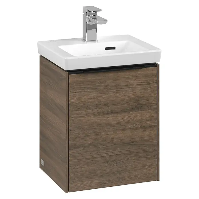 Villeroy & Boch Subway 3.0 Waschbeckenunterschrank - Arizona Oak, Anzahl Türen: 1 Stk., Farbe Griff: Volcano Black, B x T x H: 35,1 x 30,9 x 42,9 cm, DIN Anschlag: Links - Das Bild zeigt einen modernen Waschtisch mit einem Unterschrank in Holzoptik und einem glänzenden, silberfarbenen Wasserhahn.